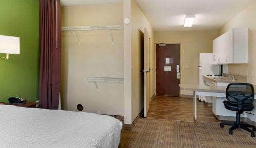 Queen studio with 1 Queen Bed - Disability Access/Non-Smoking