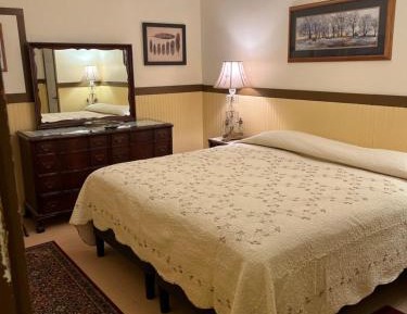 Classic One-Bedroom Apartment with King Bed