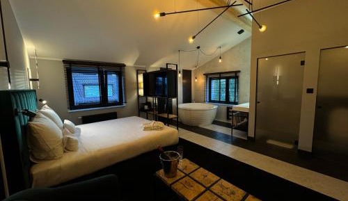 Studio with Spa Bath