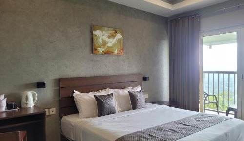 Deluxe Valley facing Room with Balcony 