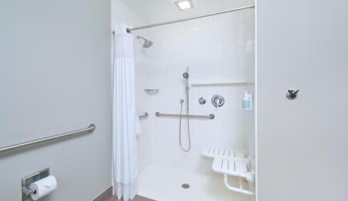 2 Queen Guest Room (Hearing & Mobility Accessible w/Roll-In-Shower)