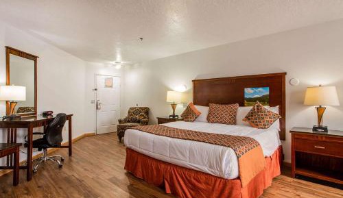 Deluxe King Suite with Hot Tub - Non-Smoking