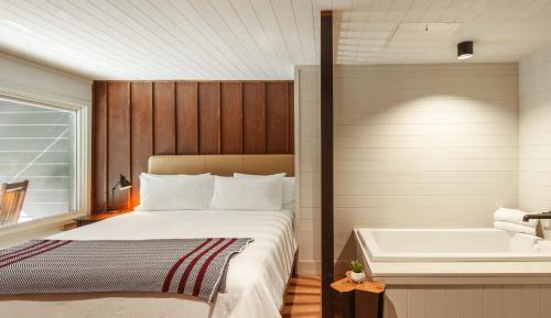 Majestic Glen with Soaking Tub