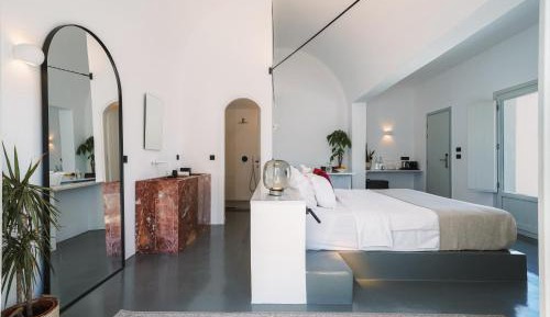 Honeymoon suite with infinity plunge pool