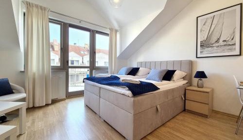 Standard Studio with queen size bed (top floor)