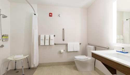 King Room - Mobility Access/Roll in Shower - Non-Smoking