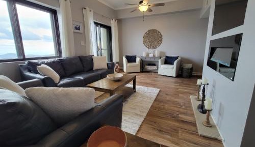 Apartment with Mountain View