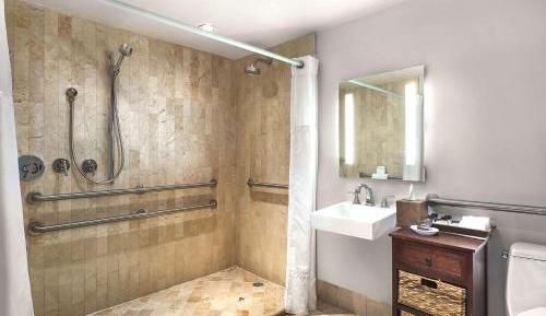 King Room with Tub Ocean Front- Disability Access