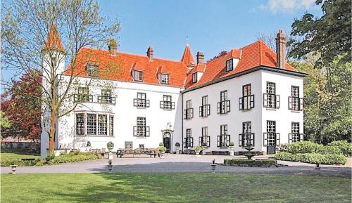 Twelve-Bedroom Holiday Home