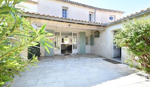 Villa (8 Adults)