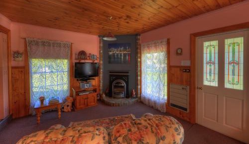 Rosebud One-Bedroom Cottage with Spa Bath