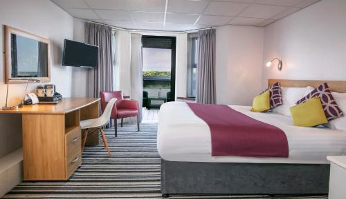 King Suite with Private Patio - Non-Smoking