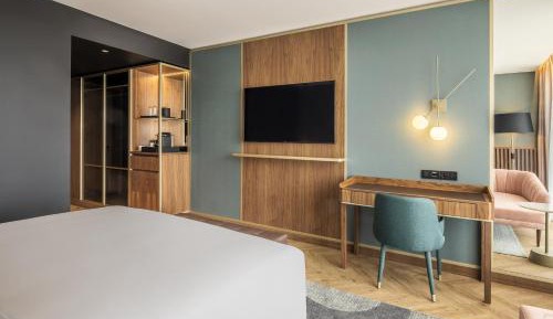 Deluxe King Room with Garden View