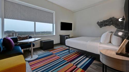 Aloft King Room