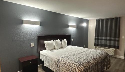 Deluxe King Room - Non-Smoking