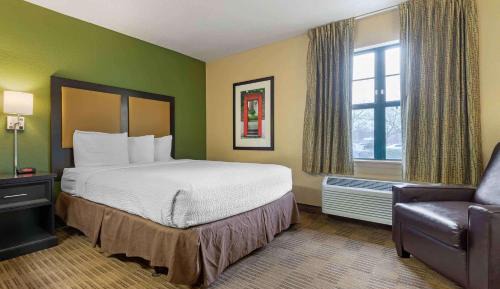 Queen studio with 1 Queen Bed - Disability Access/Non-Smoking