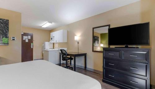 Queen studio with 1 Queen Bed - Disability Access/Non-Smoking