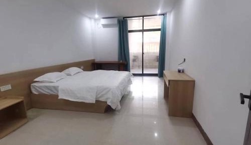 Deluxe Queen Room with Balcony 