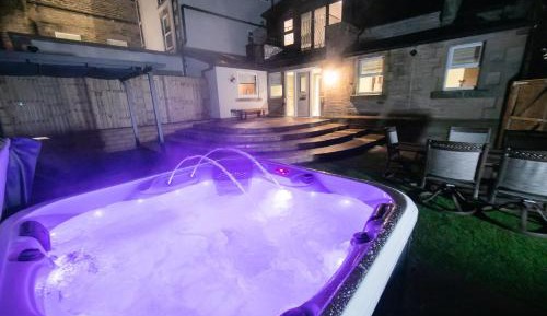 The Crescent Suite Hot Tub, Brass Bath