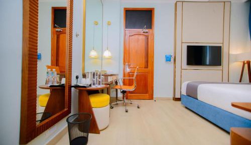 Junior Queen Suite - Non-Smoking