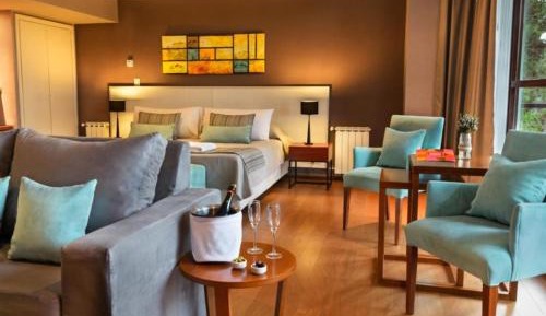 Deluxe Suite with Lake View