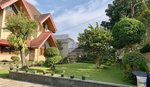 Villa with Garden View