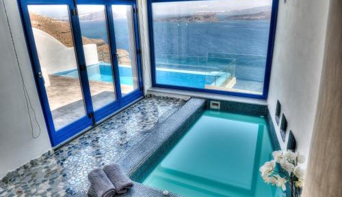 Astarte Suite with indoor Spa Bath, Private Infinity Pool and Caldera View