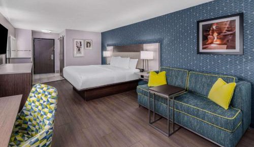 Deluxe Studio Suite with King Bed - Non-Smoking