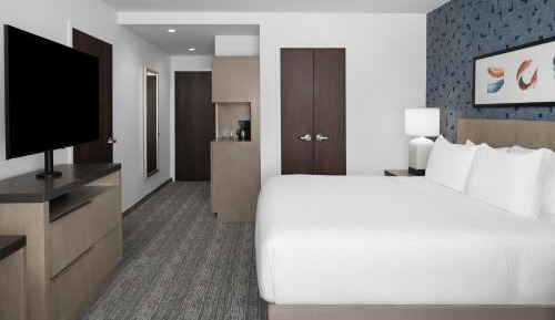 Den King Room with Roll-in Shower - Disability Access