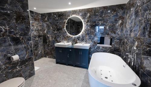 Officer's King Suite with Whirlpool bath