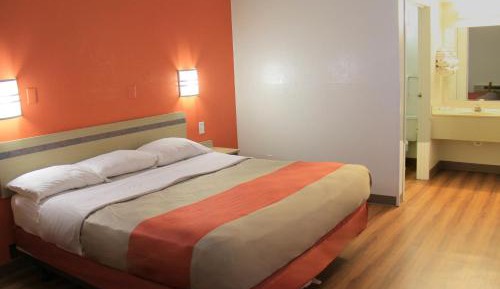 Deluxe Queen Room - Non-Smoking