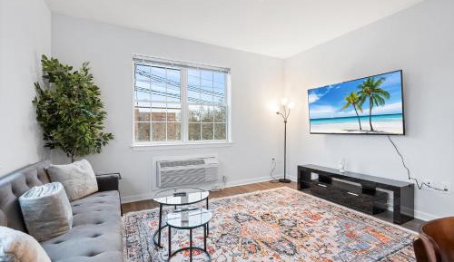 Deluxe Two-Bedroom Apartment with Garden View