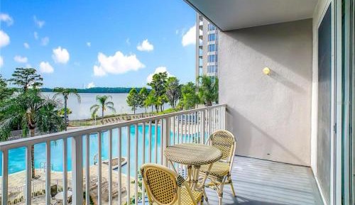 Apartment with Lake View