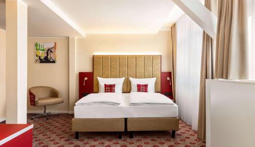 Lounge Accessible Room