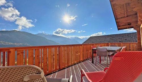 Apartment with Mountain View