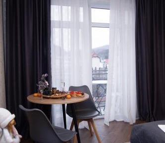 Apartment with Mountain View