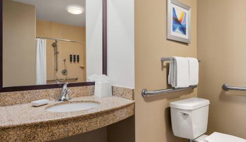 Traditional Queen Room with Transfer Shower - Mobility and Hearing Accessible