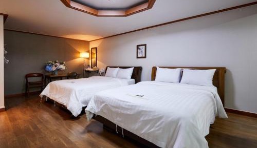 Deluxe Family Room