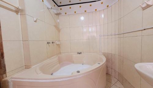 Queen Suite with Spa Bath