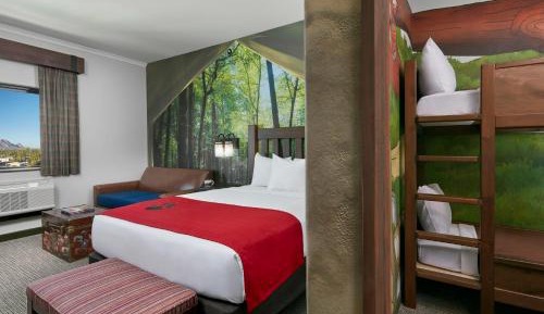 Wolf Den Suite