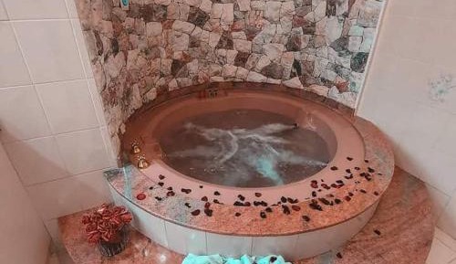 Studio with Spa Bath