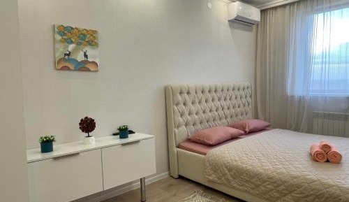 One-Bedroom Apartment with Lake View