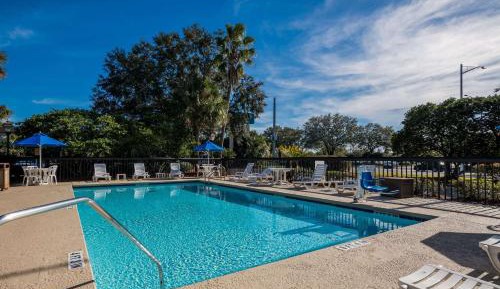 King Room - Non-Smoking - Pool View 