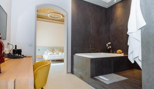 Suite with Hot Tub