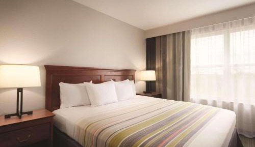 King Room with Roll-in Shower - Non-Smoking