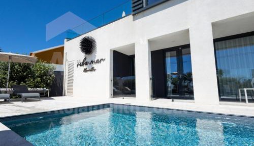 Apartment with Pool View 