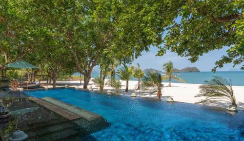 Royal Beach Villa One-Bedroom King Room with Pool