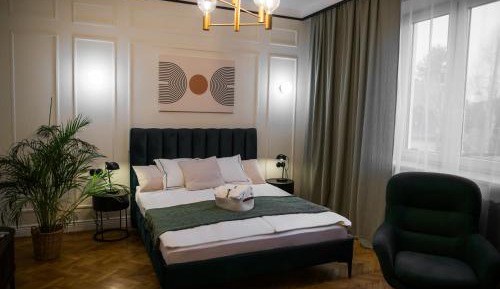 Queen Room with Shared Bathroom