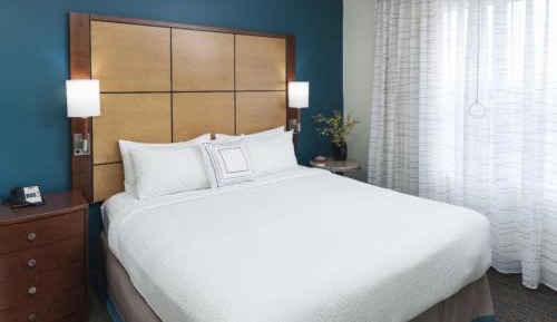 King Studio with Sofa Bed and Roll-in Shower - Mobility and Hearing Accessible