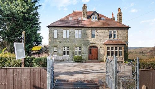 Eight-Bedroom Holiday Home